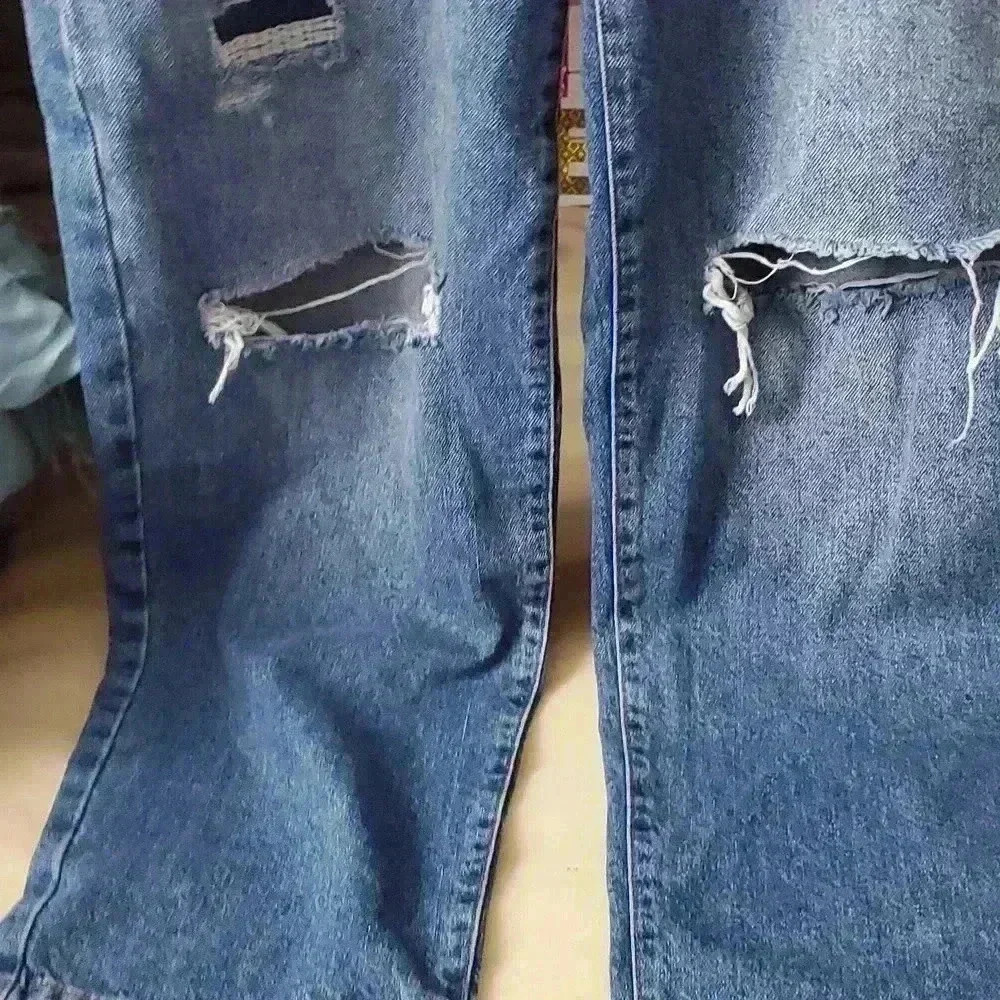 ☆☆☆F21 ripped jeans - Picture 3 of 11